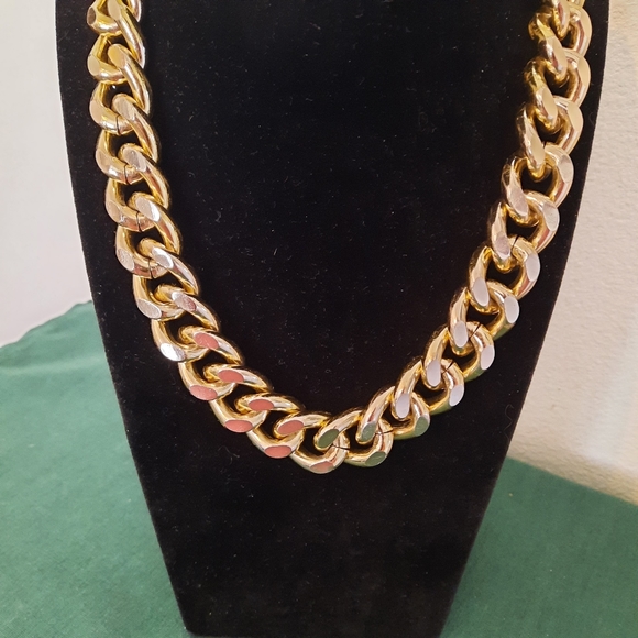BIG CHUNKY GOLDTONE CURB LINK NECKLACE - Picture 2 of 3